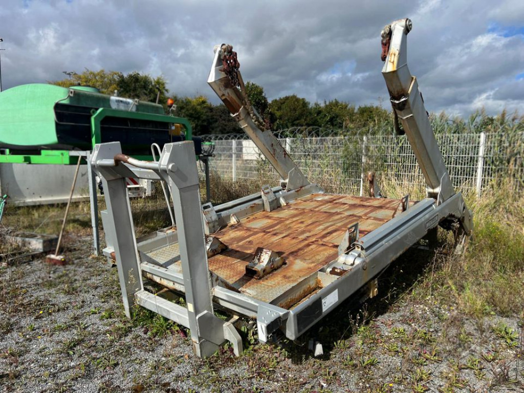 Abrollcontainer Abrollcont. als Meiller Absetzkipper - Horgos rakodó teherautó: 1 kép. Abrollcontainer Abrollcont. als Meiller Absetzkipper - Horgos rakodó teherautó: 1 kép.