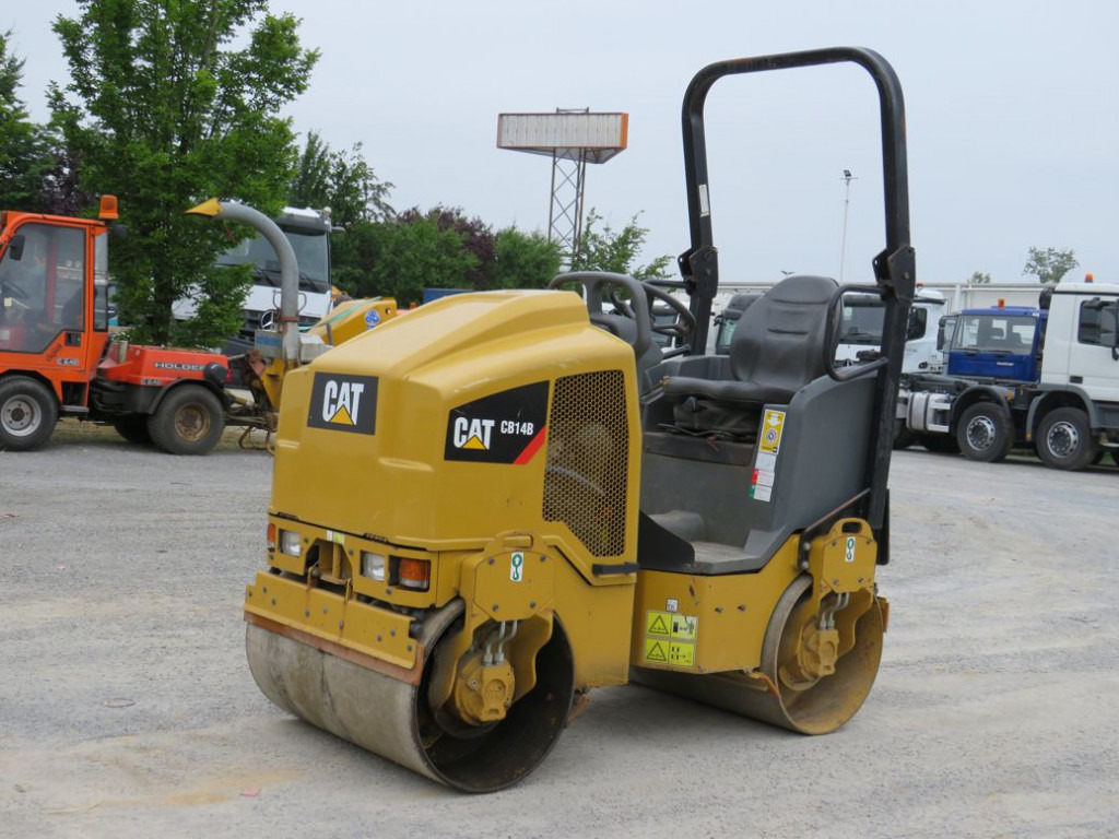 CATERPILLAR Tandem-Vibrationswalze CB14 B Baumaschine - Henger: 1 kép. CATERPILLAR Tandem-Vibrationswalze CB14 B Baumaschine - Henger: 1 kép.