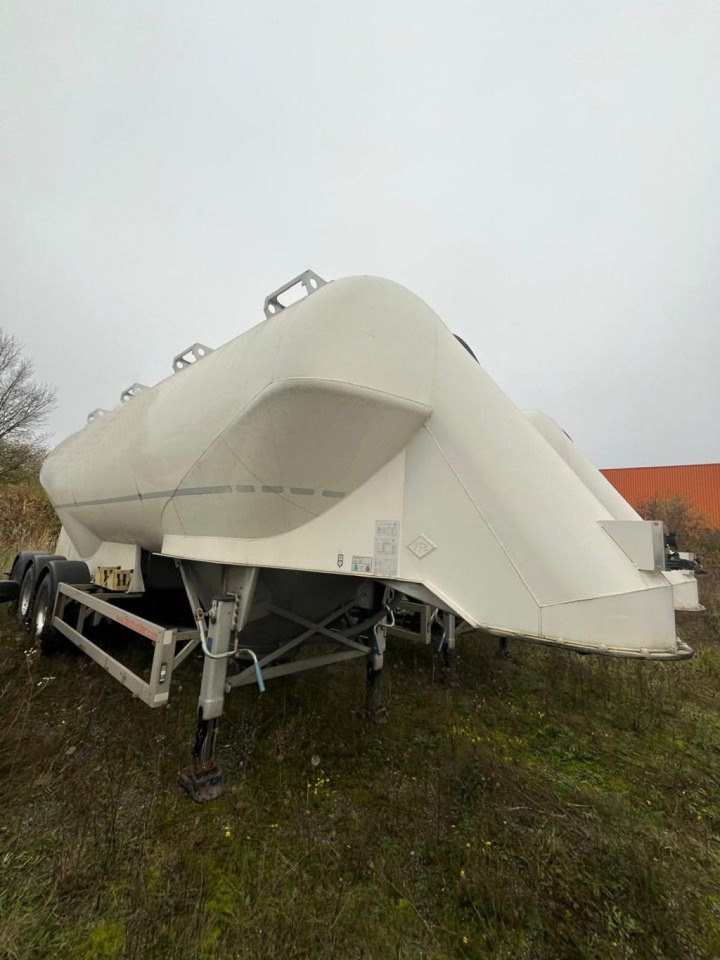 FELDBINDER Silo für Staub und Rieselgüter EUT 40.3 Auflieger Zement 40m³, Lenkachse - Silós félpótkocsi: 2 kép. FELDBINDER Silo für Staub und Rieselgüter EUT 40.3 Auflieger Zement 40m³, Lenkachse - Silós félpótkocsi: 2 kép.
