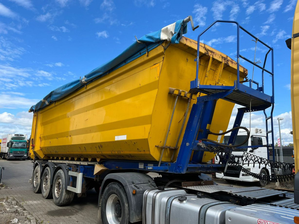 KEMPF Hinterkippmulde SKM 35 3 Kippauflieger 40m³ Stahl - Félpótkocsi billenőplatós: 1 kép. KEMPF Hinterkippmulde SKM 35 3 Kippauflieger 40m³ Stahl - Félpótkocsi billenőplatós: 1 kép.