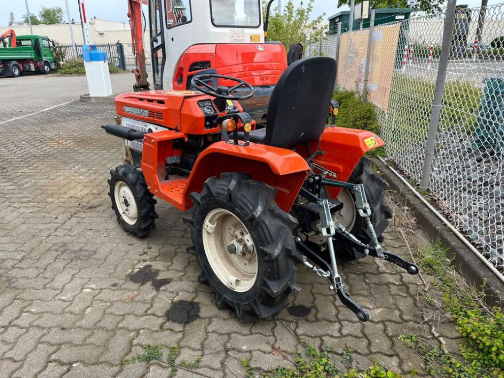 Kubota Trecker 1400 Diverse mit Zapfwelle am Heck und H - Traktor: 4 kép. Kubota Trecker 1400 Diverse mit Zapfwelle am Heck und H - Traktor: 4 kép.