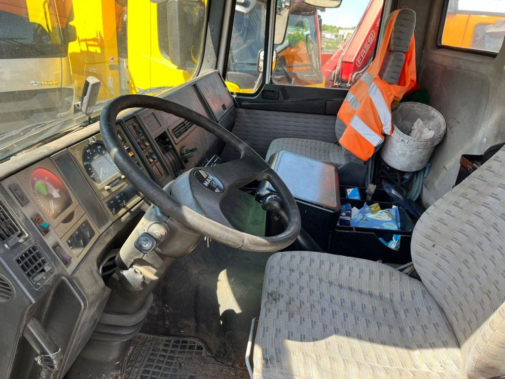 MAN F2000 27.342 6x4 Abrollkipper mit Kran - Darus autó: 5 kép. MAN F2000 27.342 6x4 Abrollkipper mit Kran - Darus autó: 5 kép.