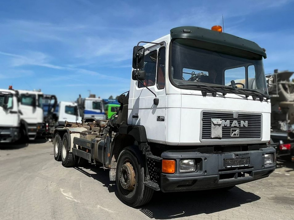 MAN F2000 27.342 6x4 Abrollkipper mit Kran - Horgos rakodó teherautó, Darus autó: 2 kép. MAN F2000 27.342 6x4 Abrollkipper mit Kran - Horgos rakodó teherautó, Darus autó: 2 kép.