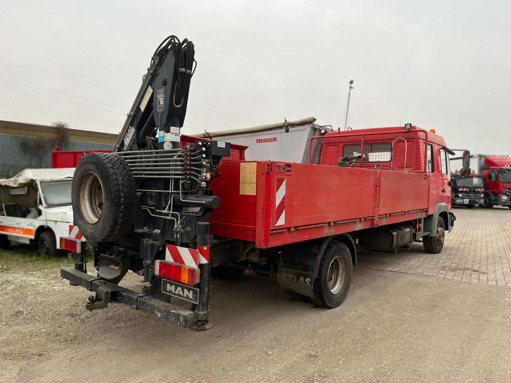 MAN LE 12.225 LC Pritsche Heckkran 6 Zylinder Doka Topzust - Platós teherautó, Darus autó: 3 kép. MAN LE 12.225 LC Pritsche Heckkran 6 Zylinder Doka Topzust - Platós teherautó, Darus autó: 3 kép.