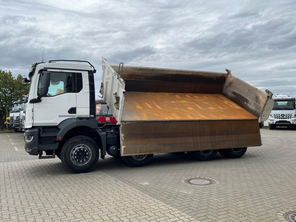MAN MAN TG-S 4-Achs Kipper 37.470 8x4 Meiller Bordmatik - Billenőplatós teherautó: 3 kép. MAN MAN TG-S 4-Achs Kipper 37.470 8x4 Meiller Bordmatik - Billenőplatós teherautó: 3 kép.