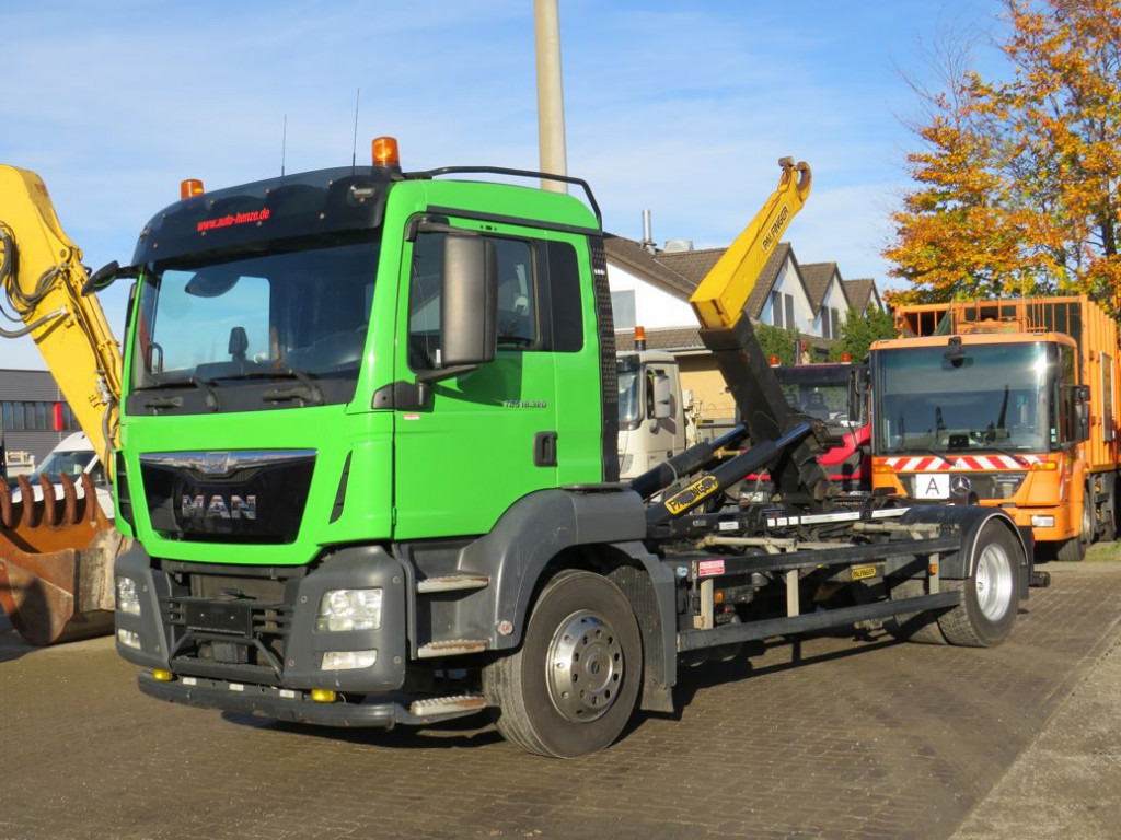 MAN MAN TG-S Abrollkipper 18.320 BL - Horgos rakodó teherautó: 1 kép. MAN MAN TG-S Abrollkipper 18.320 BL - Horgos rakodó teherautó: 1 kép.