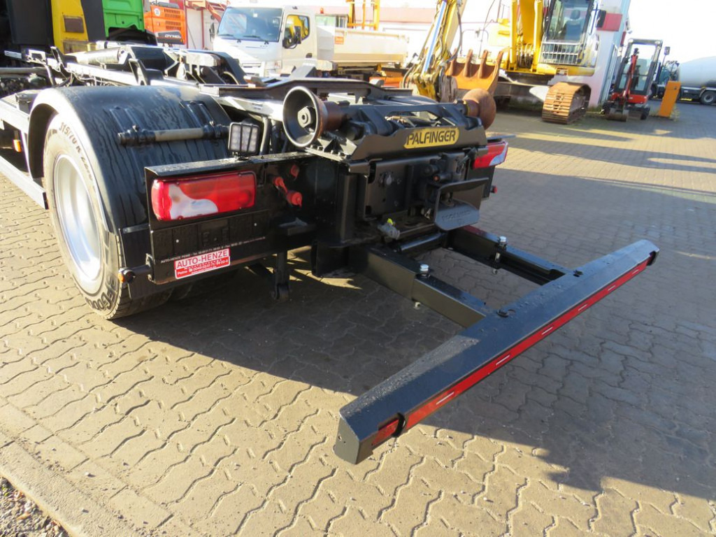 MAN TG-S 18.320 BL Abrollkipper - Horgos rakodó teherautó: 3 kép. MAN TG-S 18.320 BL Abrollkipper - Horgos rakodó teherautó: 3 kép.