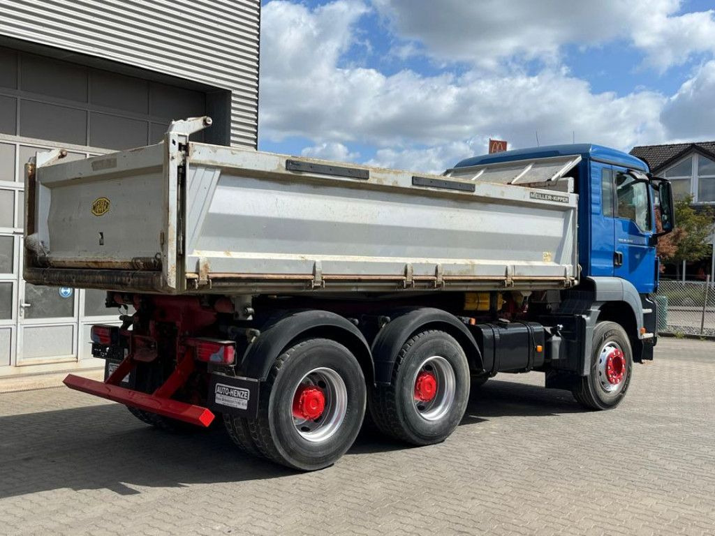 MAN TG-S 26.440 6x4 BB 3-Achs Kipper MeillerSchalter MAN TG-S 26.440 6x4 BB 3-Achs Kipper MeillerSchalter - Billenőplatós teherautó: 3 kép. MAN TG-S 26.440 6x4 BB 3-Achs Kipper MeillerSchalter MAN TG-S 26.440 6x4 BB 3-Achs Kipper MeillerSchalter - Billenőplatós teherautó: 3 kép.