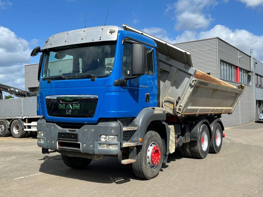 MAN TG-S 26.440 6x4 BB 3-Achs Kipper MeillerSchalter MAN TG-S 26.440 6x4 BB 3-Achs Kipper MeillerSchalter - Billenőplatós teherautó: 1 kép. MAN TG-S 26.440 6x4 BB 3-Achs Kipper MeillerSchalter MAN TG-S 26.440 6x4 BB 3-Achs Kipper MeillerSchalter - Billenőplatós teherautó: 1 kép.