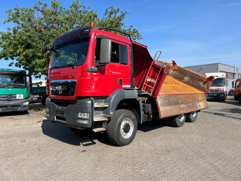 MAN TG-S 26.440 6x6 3-Achs Allradkipper Bordmatik - Billenőplatós teherautó: 1 kép. MAN TG-S 26.440 6x6 3-Achs Allradkipper Bordmatik - Billenőplatós teherautó: 1 kép.