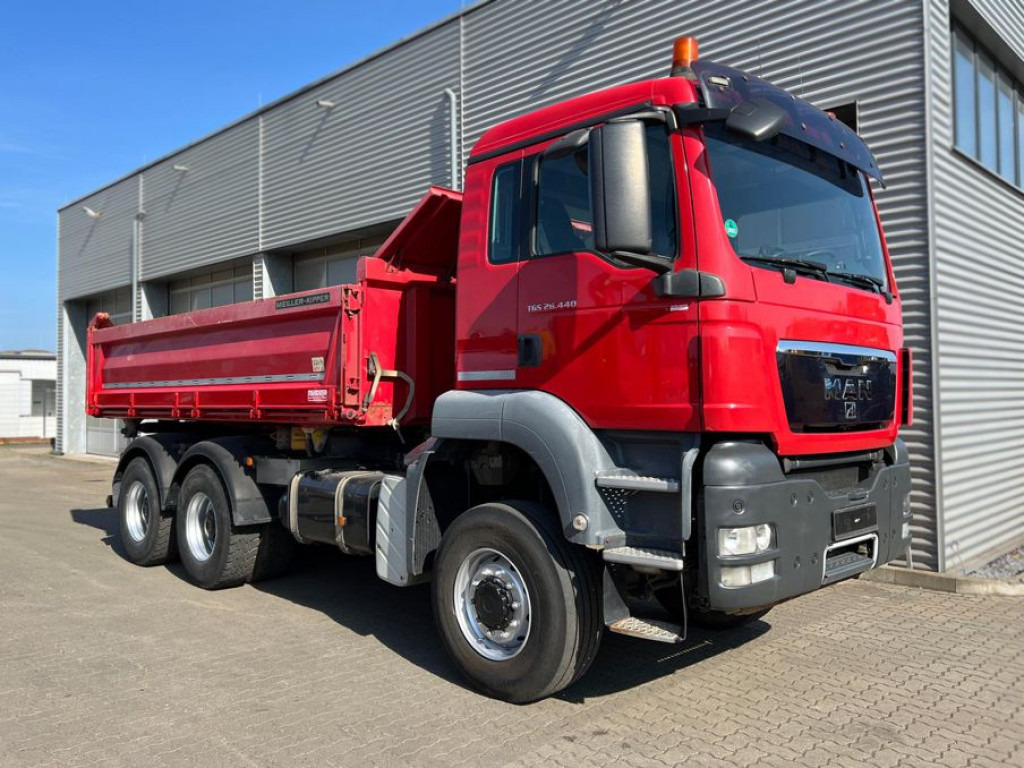 MAN TG-S 26.440 6x6 3-Achs Allradkipper Bordmatik - Billenőplatós teherautó: 2 kép. MAN TG-S 26.440 6x6 3-Achs Allradkipper Bordmatik - Billenőplatós teherautó: 2 kép.