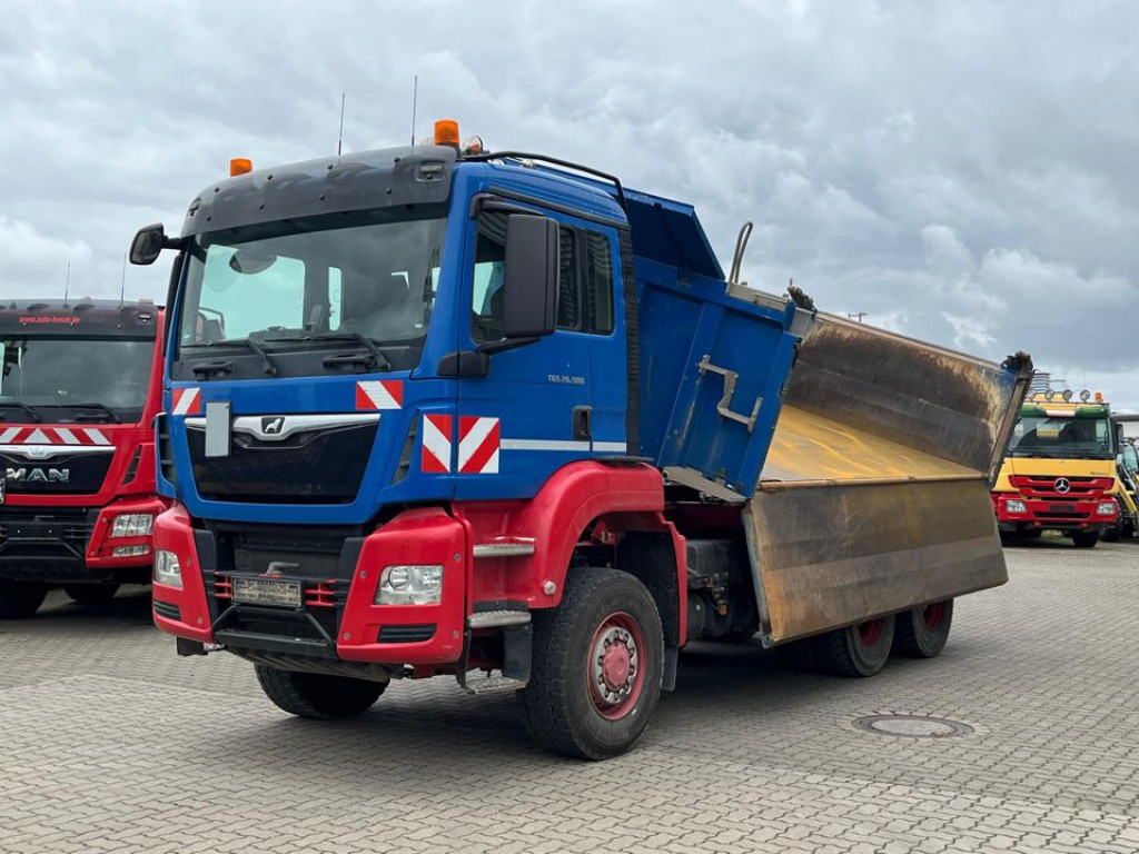 MAN TG-S 26.500 6x6 BB 3-Achs Allradkipper Bordmatik - Billenőplatós teherautó: 1 kép. MAN TG-S 26.500 6x6 BB 3-Achs Allradkipper Bordmatik - Billenőplatós teherautó: 1 kép.