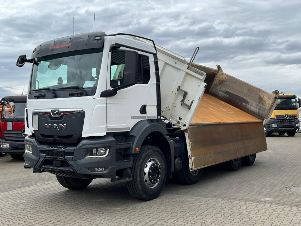 MAN TG-S 37.470 8x4 4-Achs Kipper Meiller Bordmatik - Billenőplatós teherautó: 1 kép. MAN TG-S 37.470 8x4 4-Achs Kipper Meiller Bordmatik - Billenőplatós teherautó: 1 kép.