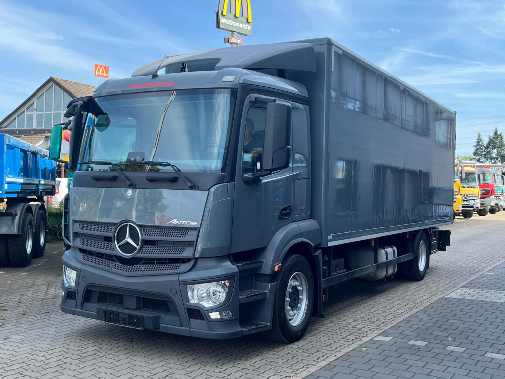 MERCEDES-BENZ Antos 1830 L nR 4x2 Standardkoffer LBW LBW 2to+Funk - Dobozos felépítményű teherautó: 1 kép. MERCEDES-BENZ Antos 1830 L nR 4x2 Standardkoffer LBW LBW 2to+Funk - Dobozos felépítményű teherautó: 1 kép.