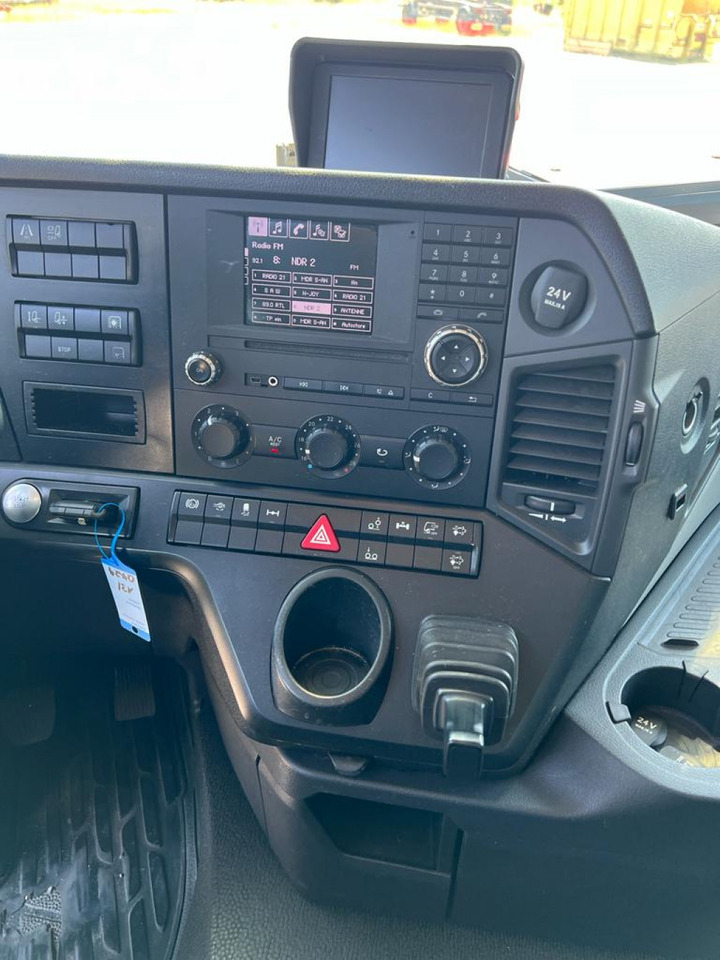 MERCEDES-BENZ Antos 2540 L 6x2 Pritsche LBW Coca Cola - Ponyvás teherautó: 2 kép. MERCEDES-BENZ Antos 2540 L 6x2 Pritsche LBW Coca Cola - Ponyvás teherautó: 2 kép.