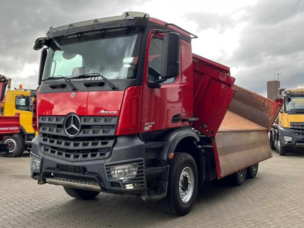 MERCEDES-BENZ Arocs 2648 6x4 3-Achs Kipper Bordmatik - Billenőplatós teherautó: 1 kép. MERCEDES-BENZ Arocs 2648 6x4 3-Achs Kipper Bordmatik - Billenőplatós teherautó: 1 kép.