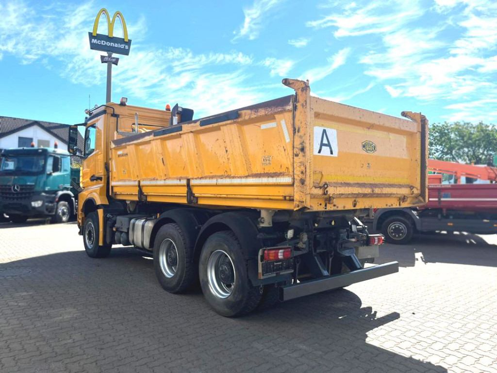 MERCEDES-BENZ Arocs 2663 6x4 3-Achs Kipper Meiller Bordmatik - Billenőplatós teherautó: 4 kép. MERCEDES-BENZ Arocs 2663 6x4 3-Achs Kipper Meiller Bordmatik - Billenőplatós teherautó: 4 kép.
