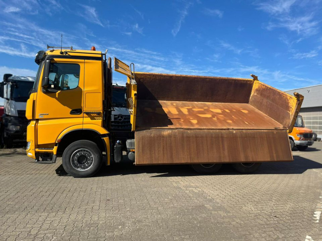 MERCEDES-BENZ Arocs 2663 6x4 3-Achs Kipper Meiller Bordmatik - Billenőplatós teherautó: 5 kép. MERCEDES-BENZ Arocs 2663 6x4 3-Achs Kipper Meiller Bordmatik - Billenőplatós teherautó: 5 kép.