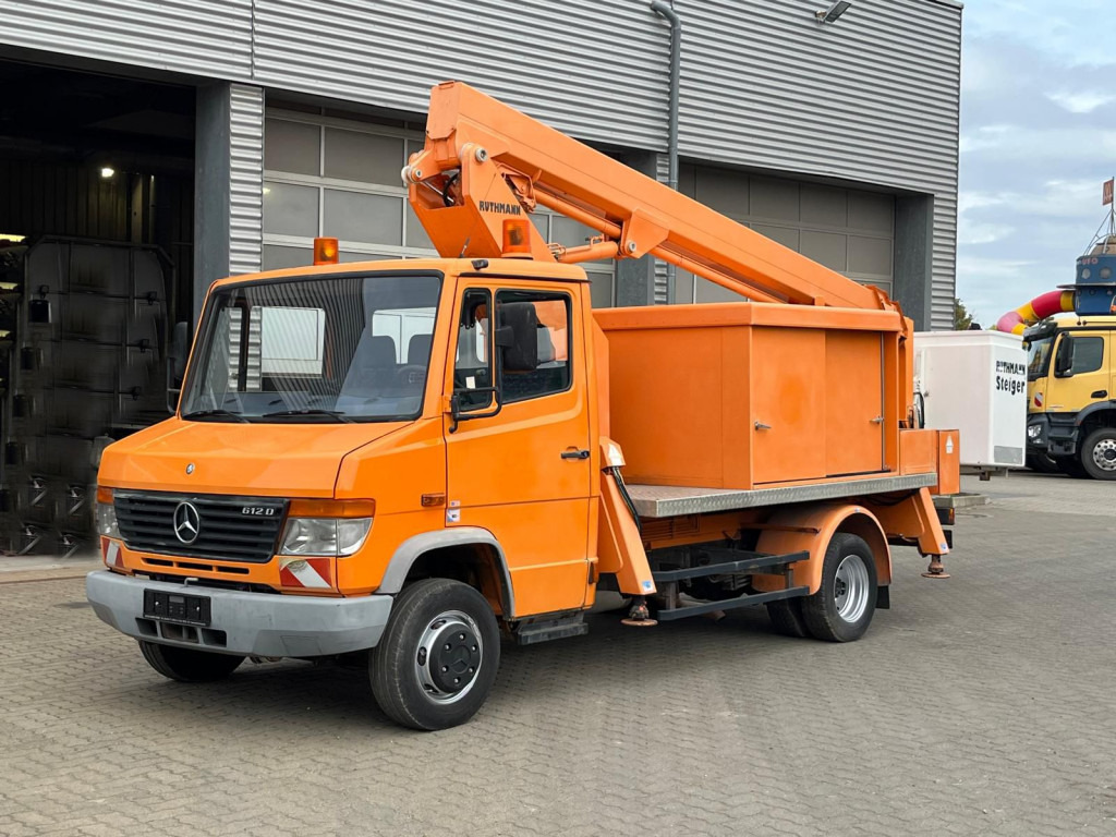 MERCEDES-BENZ Vario 612 D Hubarbeitsbühne Arbeitshöhe 18m - Emelőkosaras teherautó: 1 kép. MERCEDES-BENZ Vario 612 D Hubarbeitsbühne Arbeitshöhe 18m - Emelőkosaras teherautó: 1 kép.