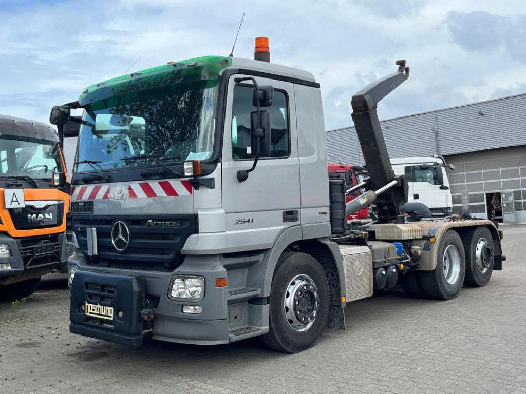 Mercedes-Benz Actros 2641 L 6x2 Abrollkipper 159TKM kuz.Radsta - Horgos rakodó teherautó: 1 kép. Mercedes-Benz Actros 2641 L 6x2 Abrollkipper 159TKM kuz.Radsta - Horgos rakodó teherautó: 1 kép.