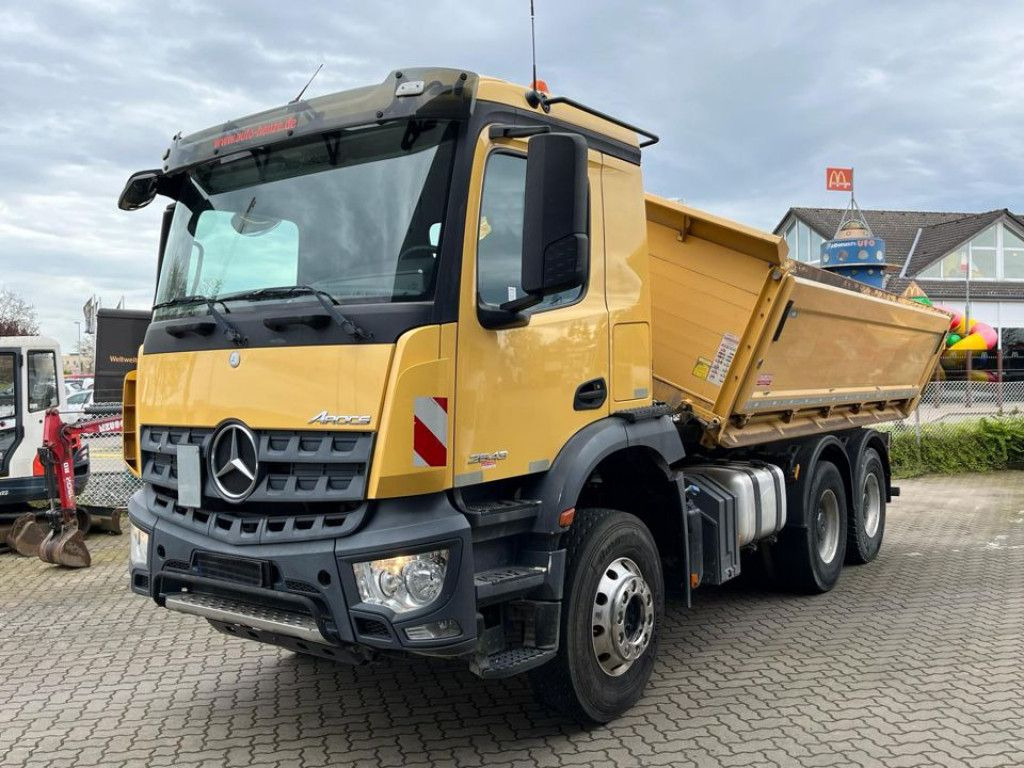 Mercedes-Benz Arocs 2643 K 6x4 3-Achs Kipper Blatt/Blatt, AP A - Billenőplatós teherautó: 1 kép. Mercedes-Benz Arocs 2643 K 6x4 3-Achs Kipper Blatt/Blatt, AP A - Billenőplatós teherautó: 1 kép.