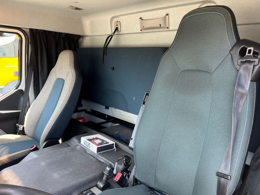 VOLVO (S) Truck FE 320 Kühlkoffer LBW Thermokin T 1200R - Hűtős teherautó: 3 kép. VOLVO (S) Truck FE 320 Kühlkoffer LBW Thermokin T 1200R - Hűtős teherautó: 3 kép.