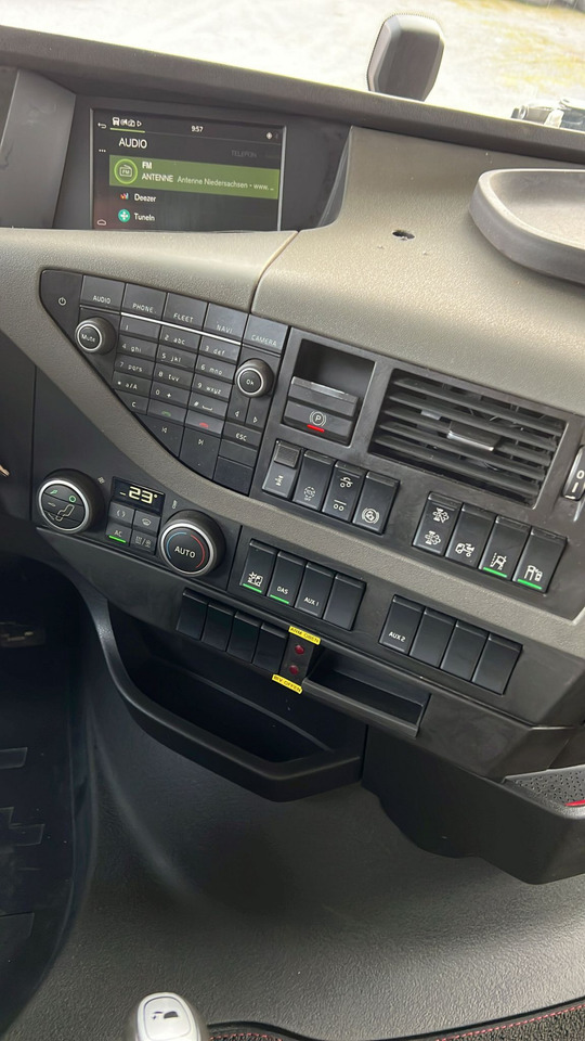 VOLVO (S) Truck FH 500 6x2 Abrollkipper Funkfernbedienung - Horgos rakodó teherautó: 5 kép. VOLVO (S) Truck FH 500 6x2 Abrollkipper Funkfernbedienung - Horgos rakodó teherautó: 5 kép.