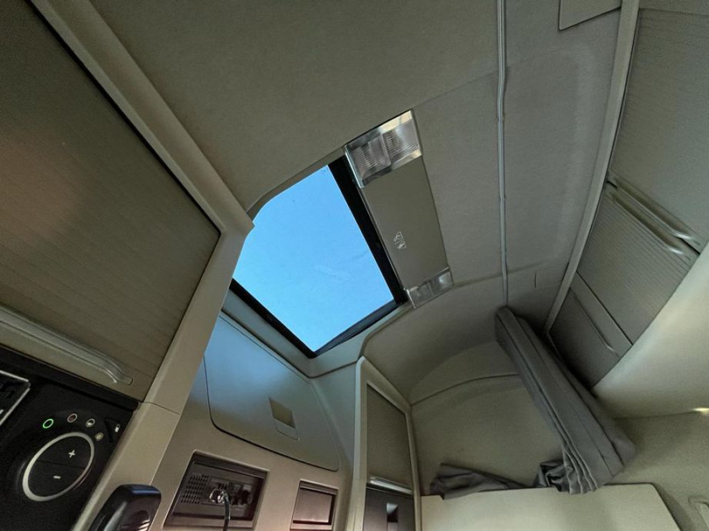 VOLVO (S) Truck FH 500 6x2 Abrollkipper Funkfernbedienung - Horgos rakodó teherautó: 2 kép. VOLVO (S) Truck FH 500 6x2 Abrollkipper Funkfernbedienung - Horgos rakodó teherautó: 2 kép.