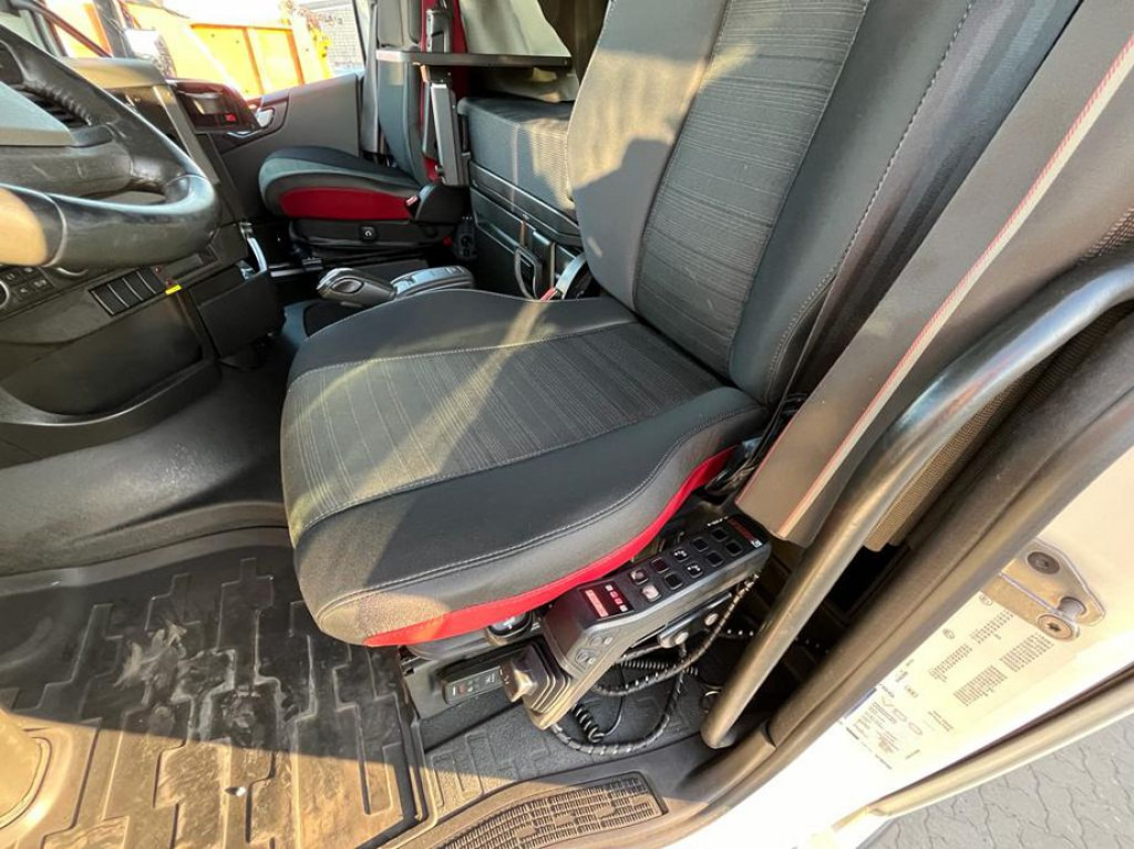 VOLVO (S) Truck FH 500 6x2 Abrollkipper Funkfernbedienung - Horgos rakodó teherautó: 4 kép. VOLVO (S) Truck FH 500 6x2 Abrollkipper Funkfernbedienung - Horgos rakodó teherautó: 4 kép.