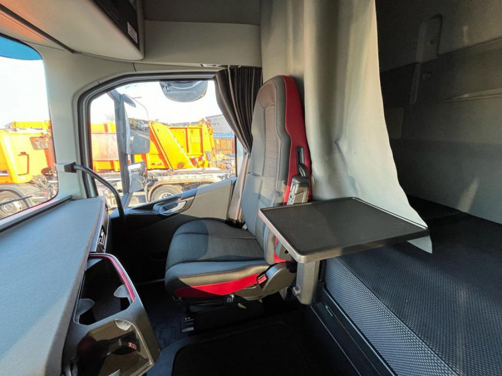 VOLVO (S) Truck FH 500 6x2 Abrollkipper Funkfernbedienung - Horgos rakodó teherautó: 2 kép. VOLVO (S) Truck FH 500 6x2 Abrollkipper Funkfernbedienung - Horgos rakodó teherautó: 2 kép.