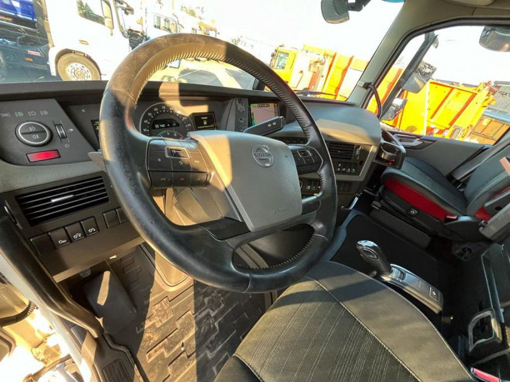 Volvo FH 500 6x2 Abrollkipper Funkfernbedienung - Horgos rakodó teherautó: 5 kép. Volvo FH 500 6x2 Abrollkipper Funkfernbedienung - Horgos rakodó teherautó: 5 kép.