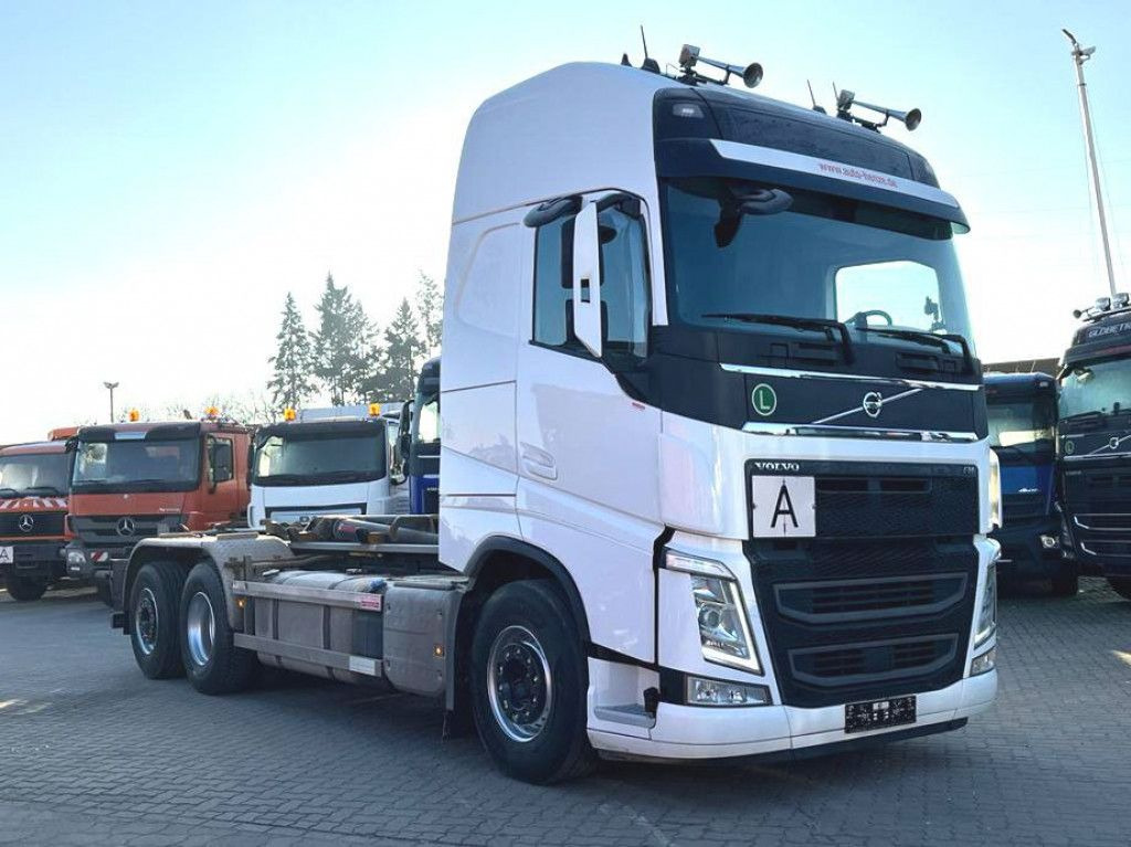 Volvo FH 500 6x2 Abrollkipper Funkfernbedienung - Horgos rakodó teherautó: 2 kép. Volvo FH 500 6x2 Abrollkipper Funkfernbedienung - Horgos rakodó teherautó: 2 kép.