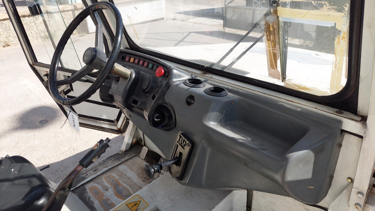 TLD TMX-30 tractor - Poggyász vontató: 5 kép. TLD TMX-30 tractor - Poggyász vontató: 5 kép.