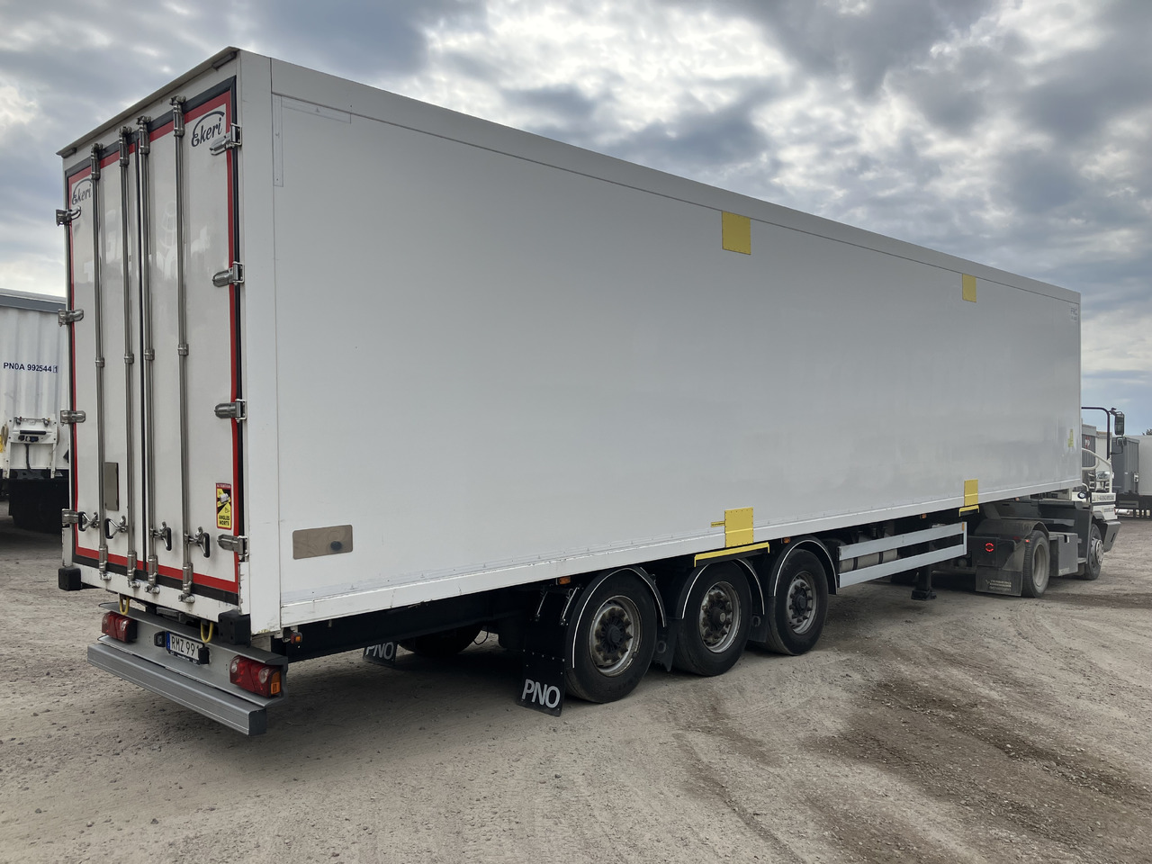 EKERI REEFER OPENSIDE - DOUPLESTOCK - HUCKEPACK - Félpótkocsi hűtős: 4 kép. EKERI REEFER OPENSIDE - DOUPLESTOCK - HUCKEPACK - Félpótkocsi hűtős: 4 kép.