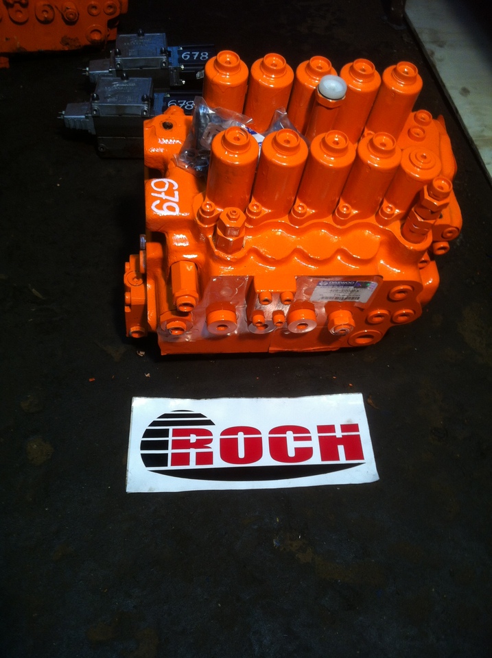 DAEWOO X28-75 426-E0068A - 10 SEKCYJNY - Hidraulikus szelep - Lánctalpas kotró: 1 kép. DAEWOO X28-75 426-E0068A - 10 SEKCYJNY - Hidraulikus szelep - Lánctalpas kotró: 1 kép.