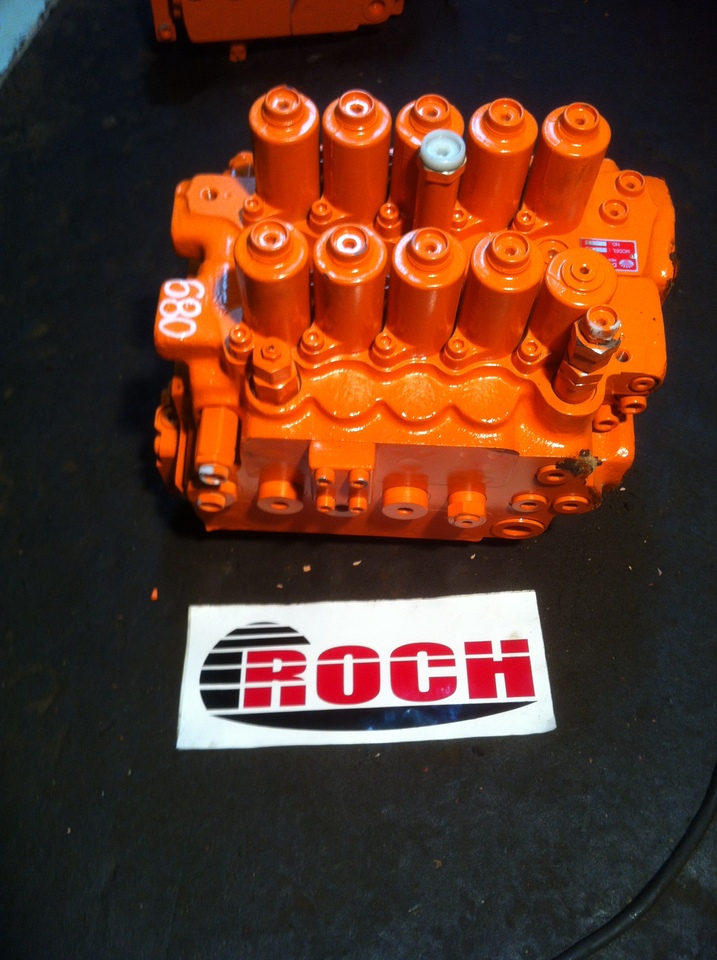 DAEWOO X28-75 426- E0068A - 10 SEKCYJNY - Hidraulikus szelep - Lánctalpas kotró: 1 kép. DAEWOO X28-75 426- E0068A - 10 SEKCYJNY - Hidraulikus szelep - Lánctalpas kotró: 1 kép.