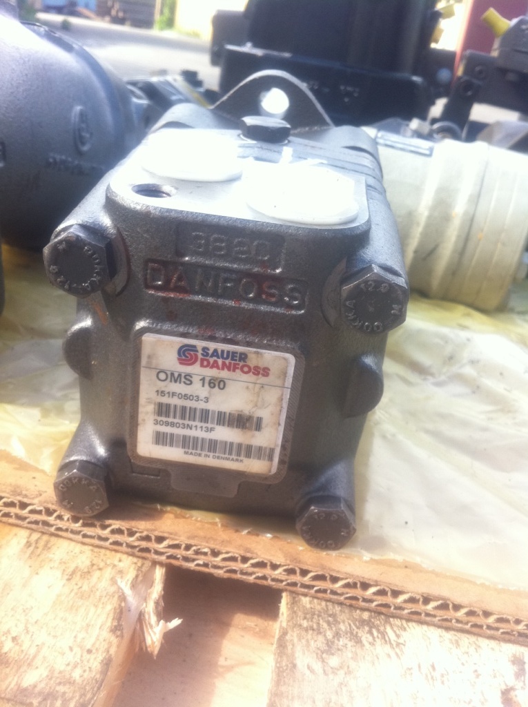 DANFOSS OMS160 151F0503-3309803N113F - Hidraulikus motor - Építőipari gépek: 2 kép. DANFOSS OMS160 151F0503-3309803N113F - Hidraulikus motor - Építőipari gépek: 2 kép.