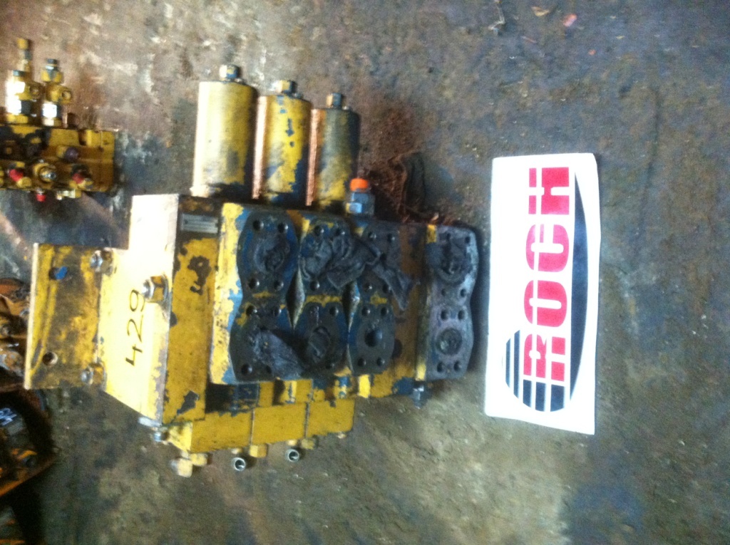 MANNESMANN REXROTH M5-1085-000 M38976 090 476588/9 M41 086 - 3 SEKCYJNY - Hidraulikus szelep - Építőipari gépek: 1 kép. MANNESMANN REXROTH M5-1085-000 M38976 090 476588/9 M41 086 - 3 SEKCYJNY - Hidraulikus szelep - Építőipari gépek: 1 kép.