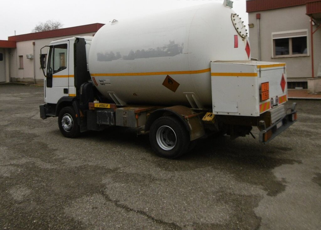 IVECO - Tartályos teherautó: 3 kép. IVECO - Tartályos teherautó: 3 kép.