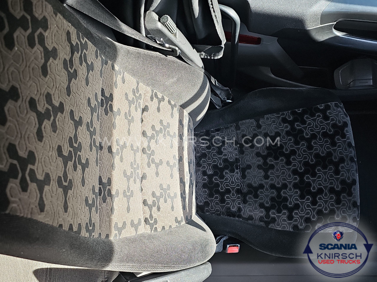 SCANIA R 450 A4x2NA - Nyergesvontató: 4 kép. SCANIA R 450 A4x2NA - Nyergesvontató: 4 kép.