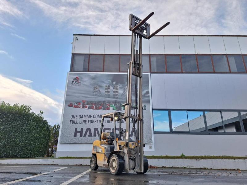 Gázüzemű targonca Caterpillar GP30NT: 6 kép. Gázüzemű targonca Caterpillar GP30NT: 6 kép.