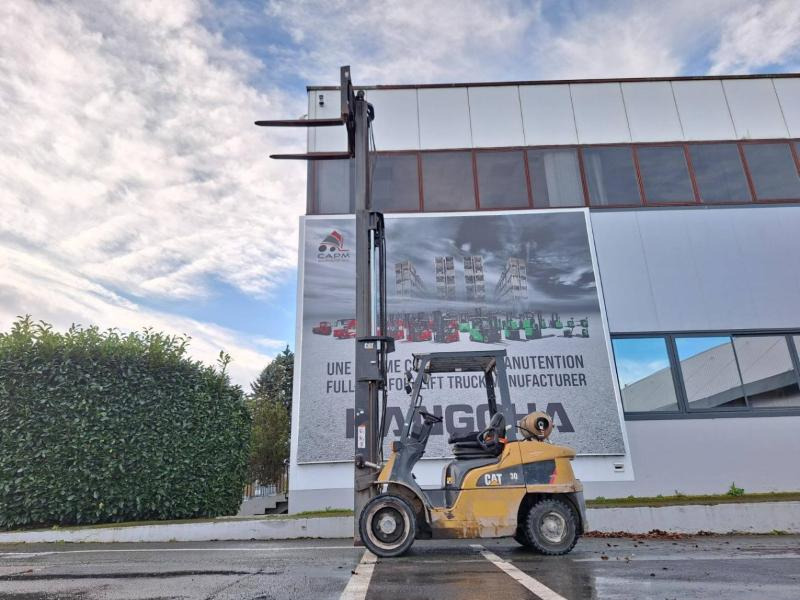 Gázüzemű targonca Caterpillar GP30NT: 7 kép. Gázüzemű targonca Caterpillar GP30NT: 7 kép.