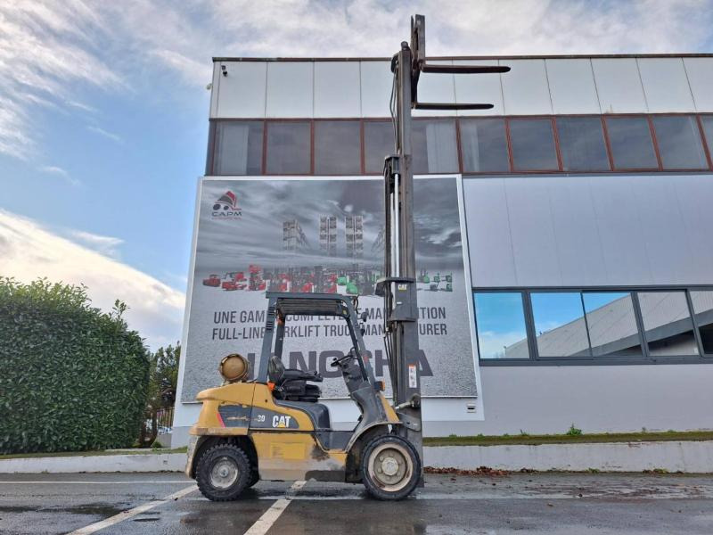 Gázüzemű targonca Caterpillar GP30NT: 8 kép. Gázüzemű targonca Caterpillar GP30NT: 8 kép.