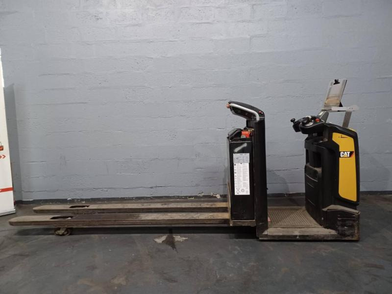 Caterpillar NO20NE - Komissiózó targoncá: 2 kép. Caterpillar NO20NE - Komissiózó targoncá: 2 kép.