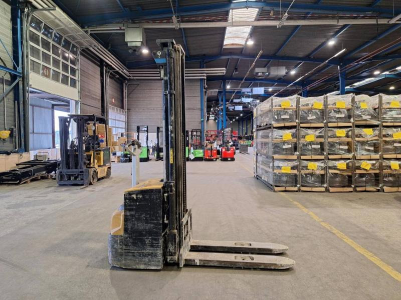 Caterpillar NSP16N2 - Emelőtargoncá: 3 kép. Caterpillar NSP16N2 - Emelőtargoncá: 3 kép.