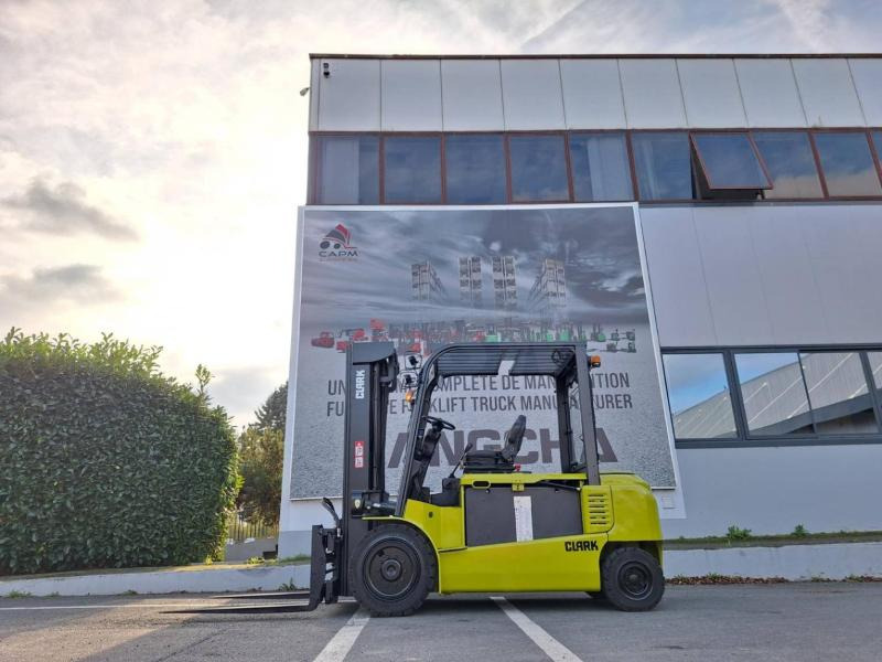 Clark GEX40 - Elektromos targonca: 3 kép. Clark GEX40 - Elektromos targonca: 3 kép.