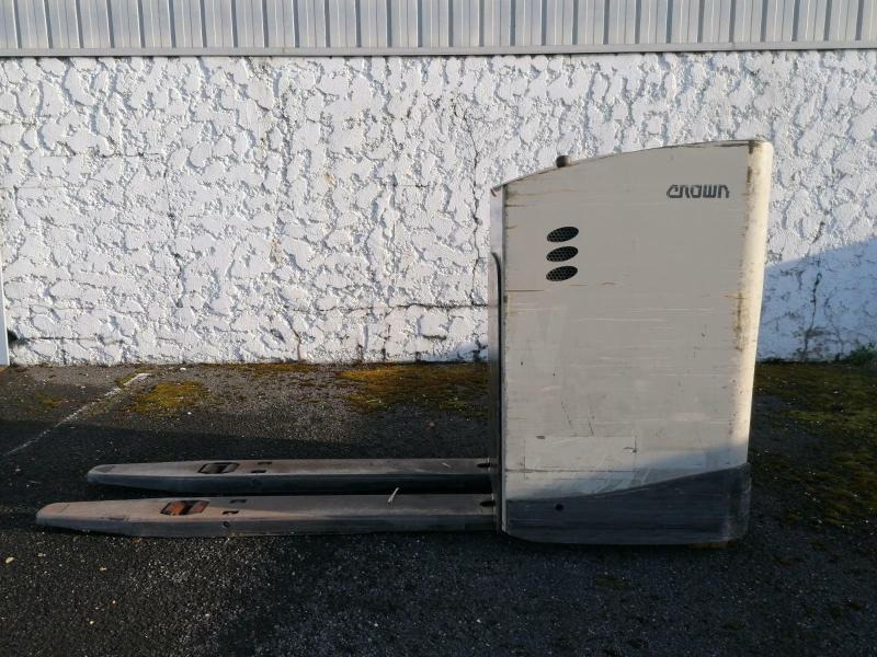 Crown RT4000 - Kézi raklapemelő: 2 kép. Crown RT4000 - Kézi raklapemelő: 2 kép.