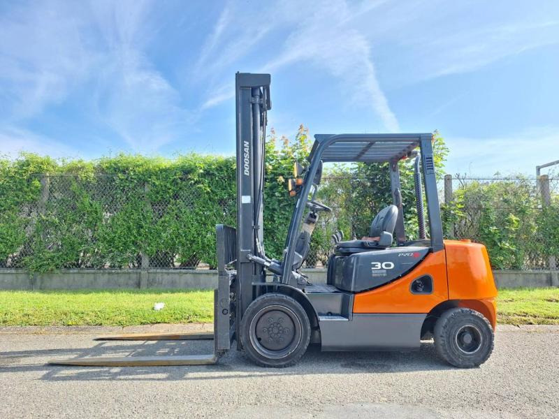 Doosan D30S 5 - Dízel targonca: 3 kép. Doosan D30S 5 - Dízel targonca: 3 kép.