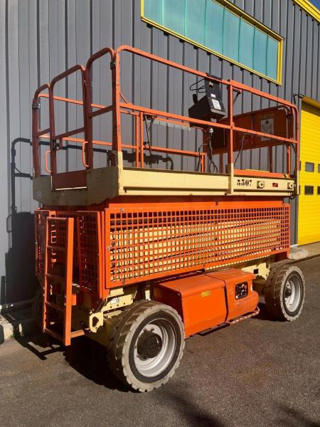 JLG 3369 LE - Oszlopos személyemelő: 2 kép. JLG 3369 LE - Oszlopos személyemelő: 2 kép.