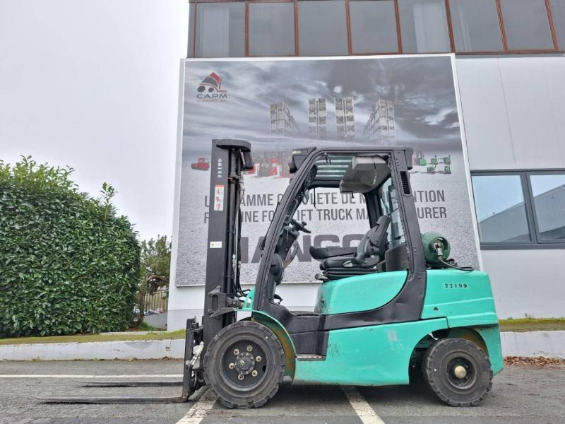 Yale GLP35VX - Gázüzemű targonca: 3 kép. Yale GLP35VX - Gázüzemű targonca: 3 kép.